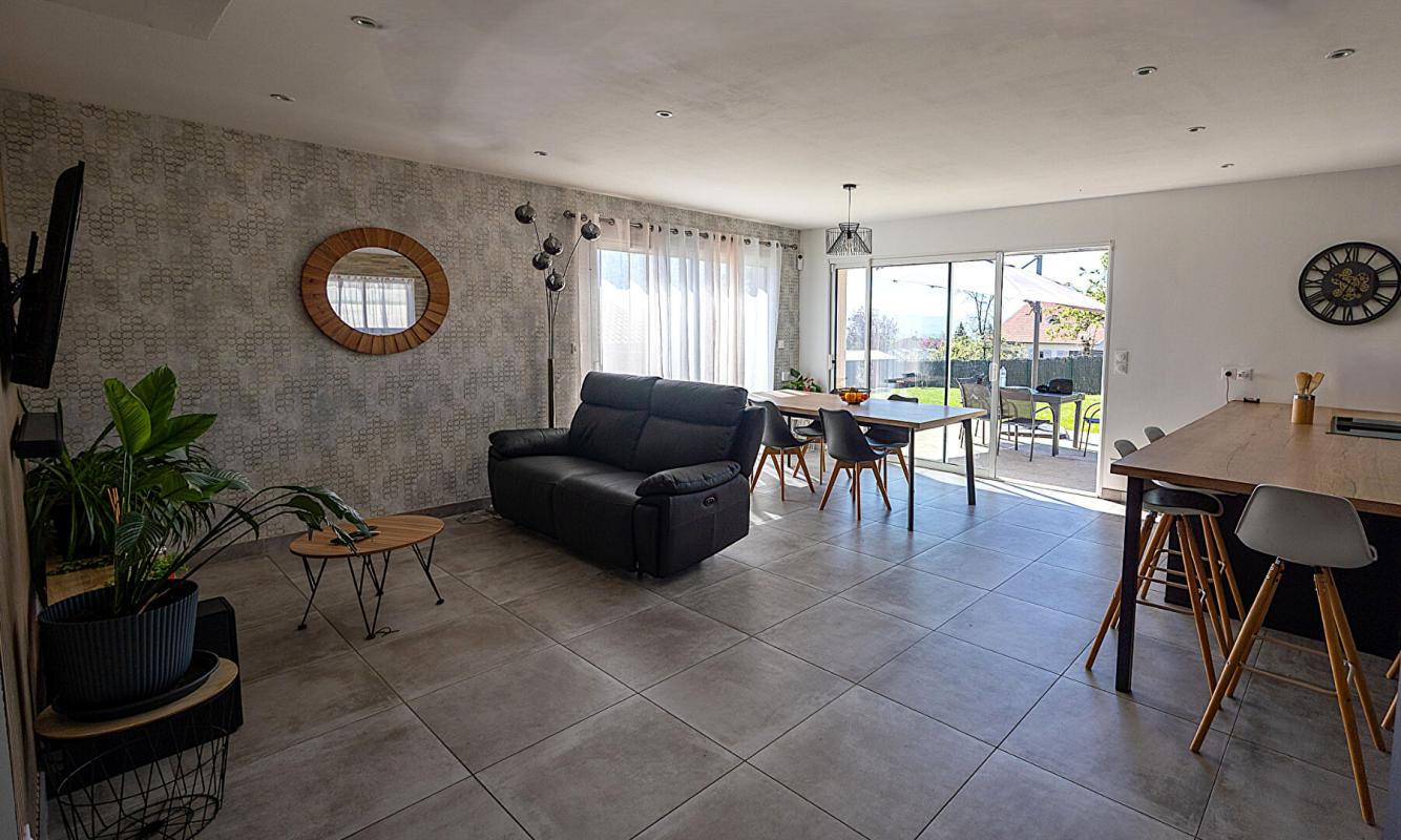 FEURS Villa récente  de plain-pied sur 1003 m² de terrain clos 11