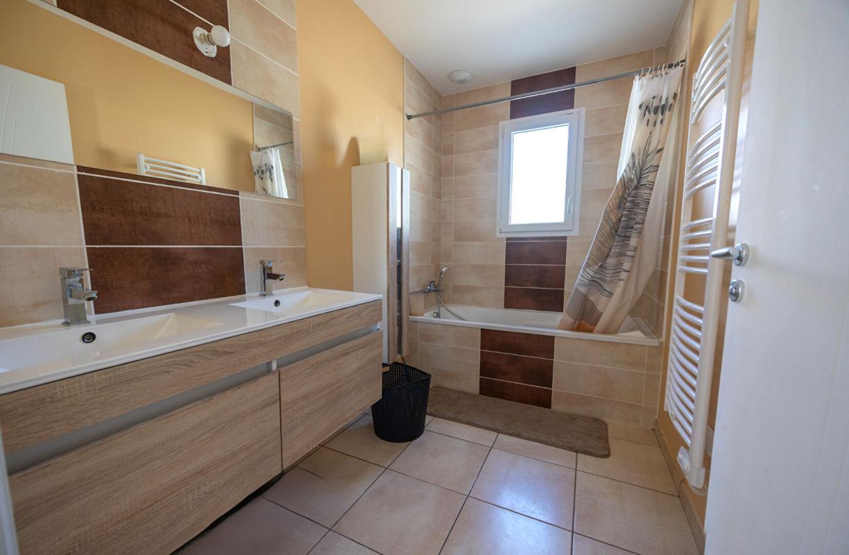 FEURS Villa récente  de plain-pied sur 1003 m² de terrain clos 15