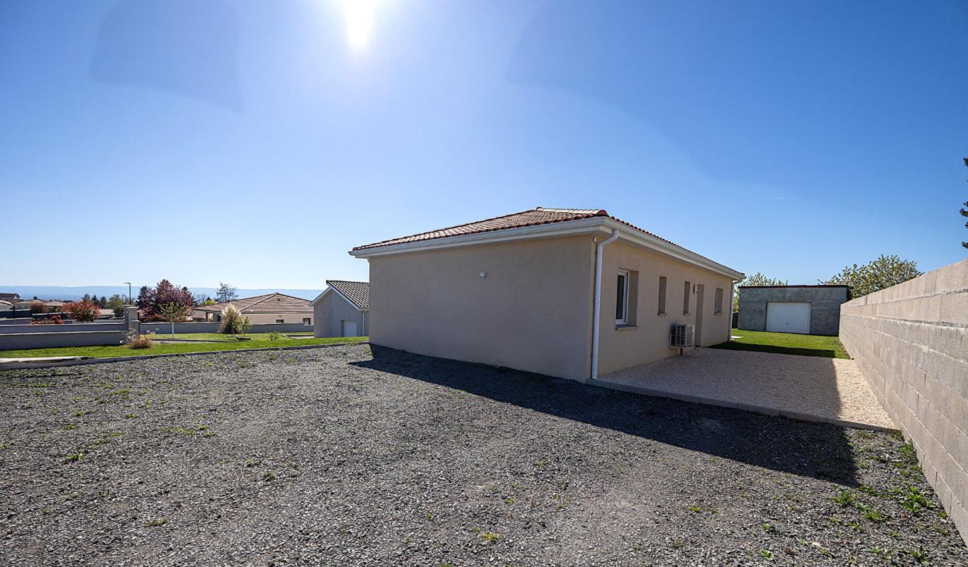 FEURS Villa récente  de plain-pied sur 1003 m² de terrain clos 17