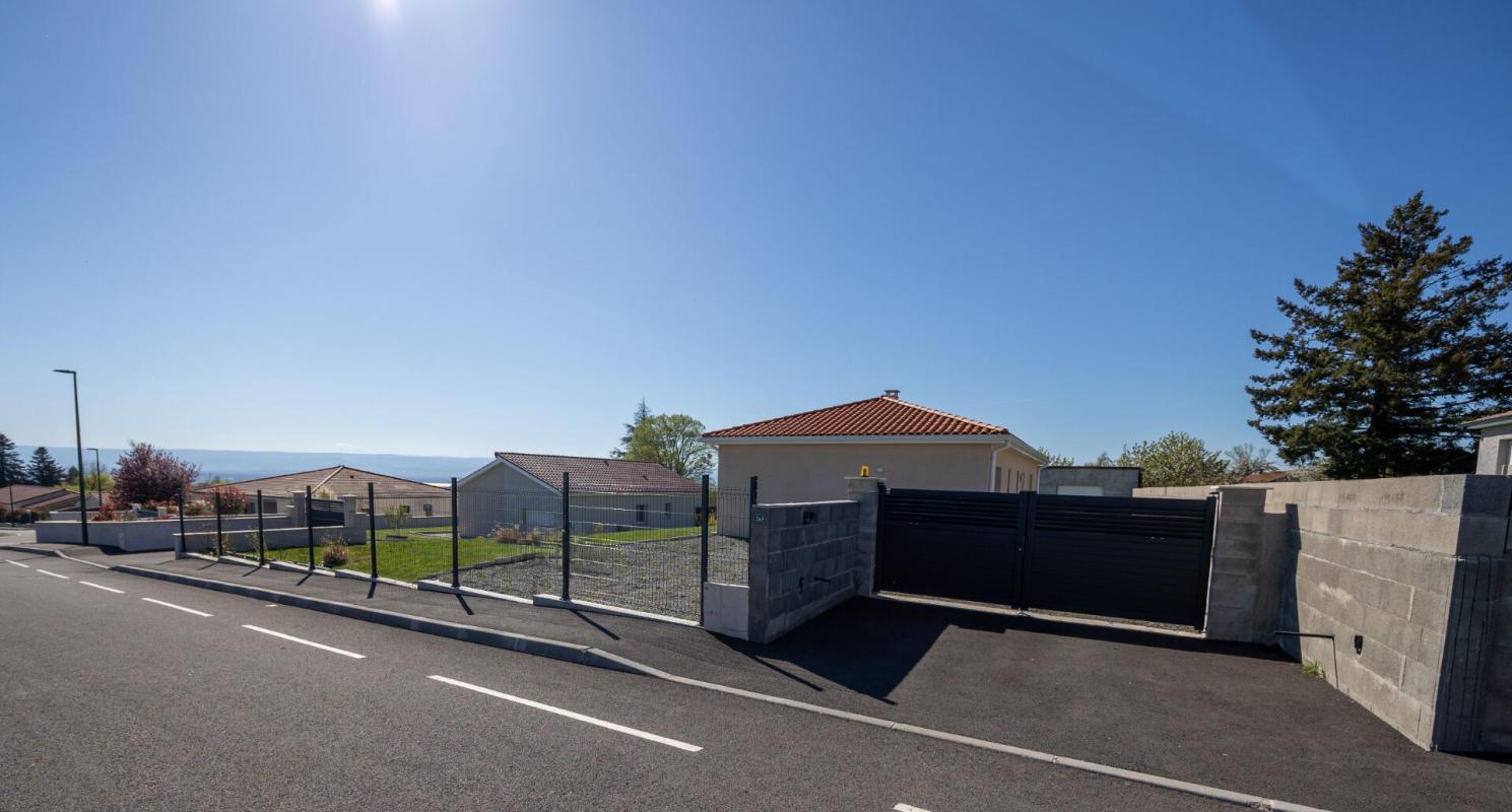 FEURS Villa récente  de plain-pied sur 1003 m² de terrain clos 18