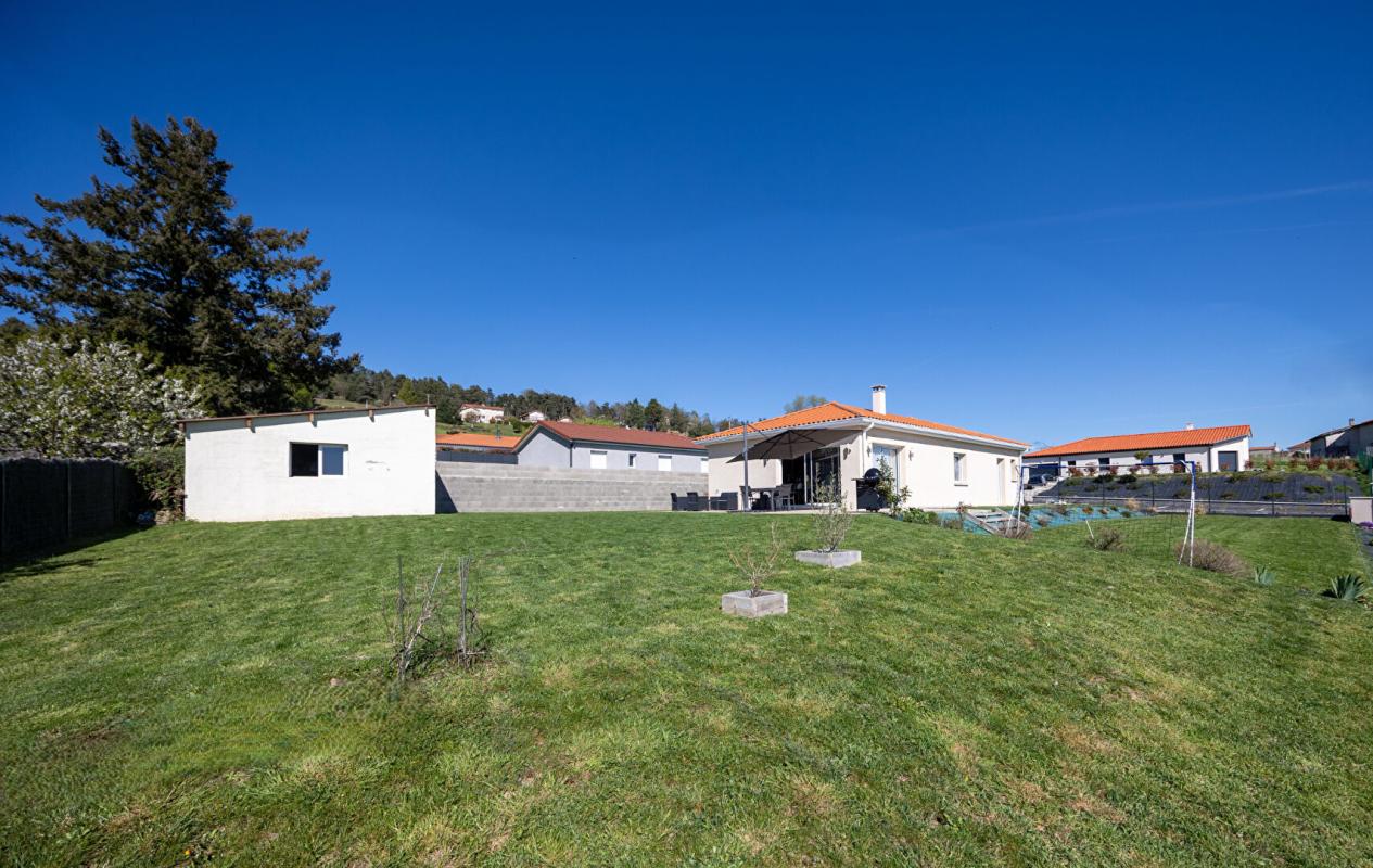 FEURS Villa récente  de plain-pied sur 1003 m² de terrain clos 2