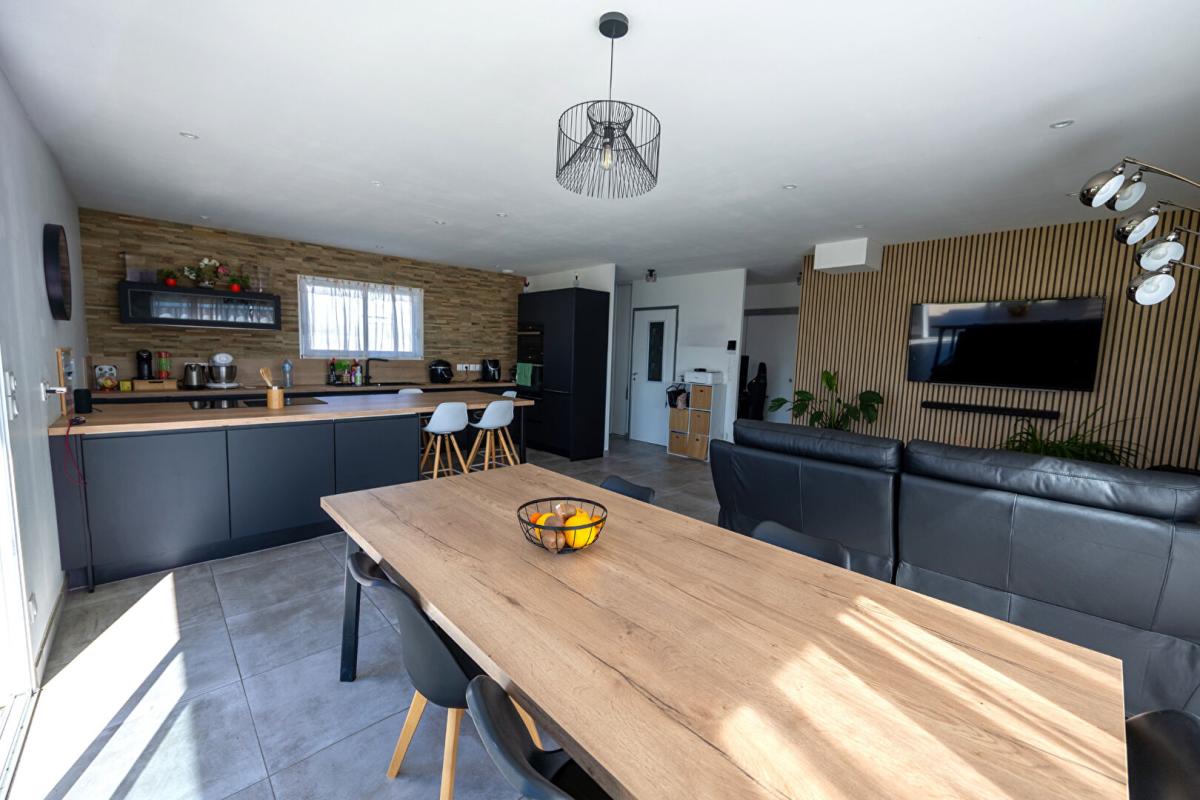 FEURS Villa récente  de plain-pied sur 1003 m² de terrain clos 8