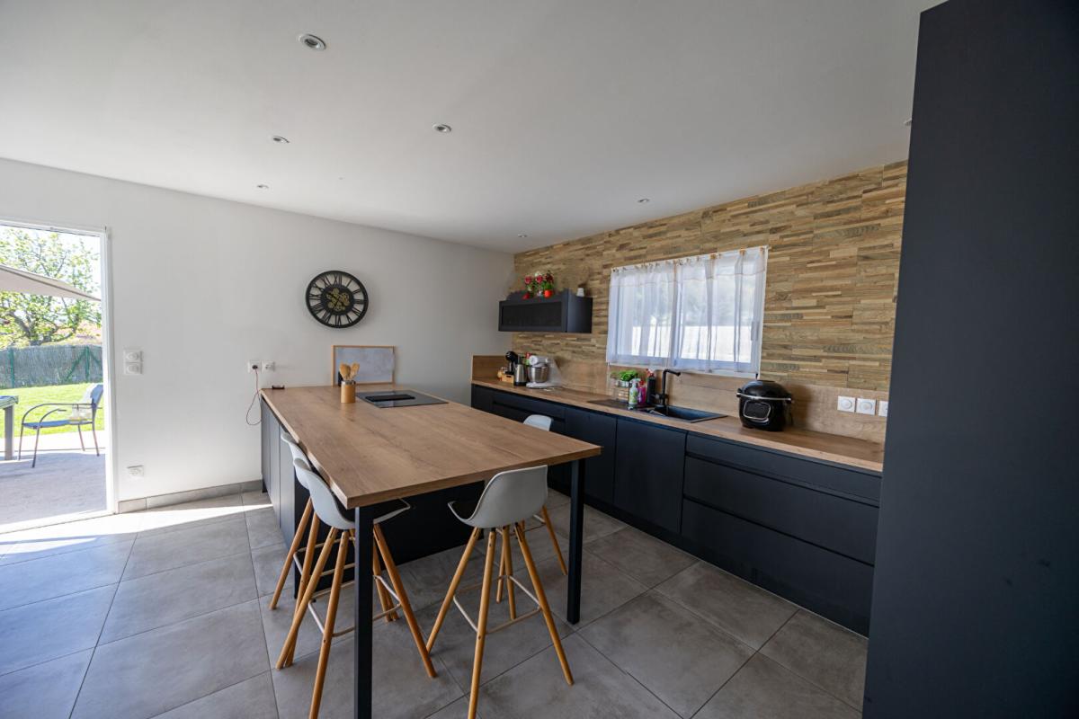 FEURS Villa récente  de plain-pied sur 1003 m² de terrain clos 9