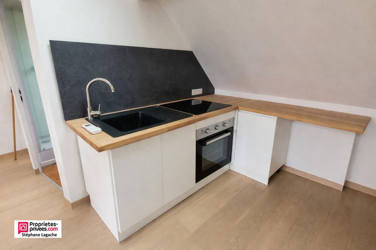 ESTAIRES Immeuble mixte Estaires avec local commercial 100m² et 1T2 duplex 10