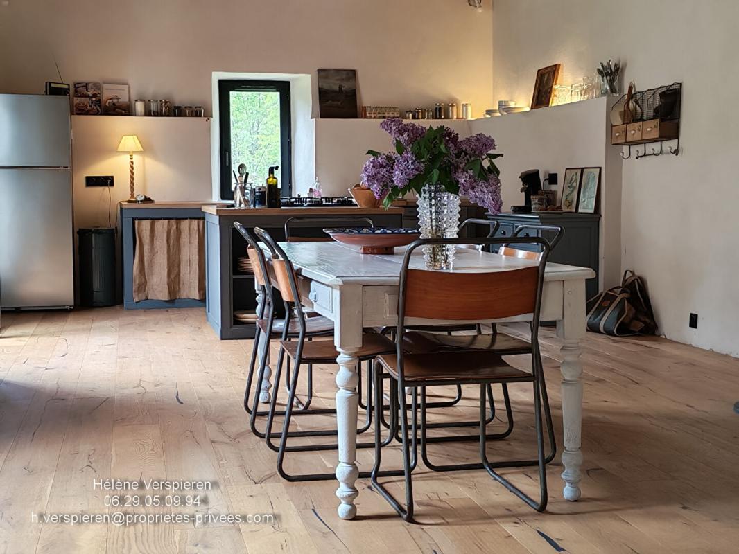 BEYNAC-ET-CAZENAC Maison 3 pièce(s) 99.54 m2 Dépendances 211 m2 terrain 3518 m2 5