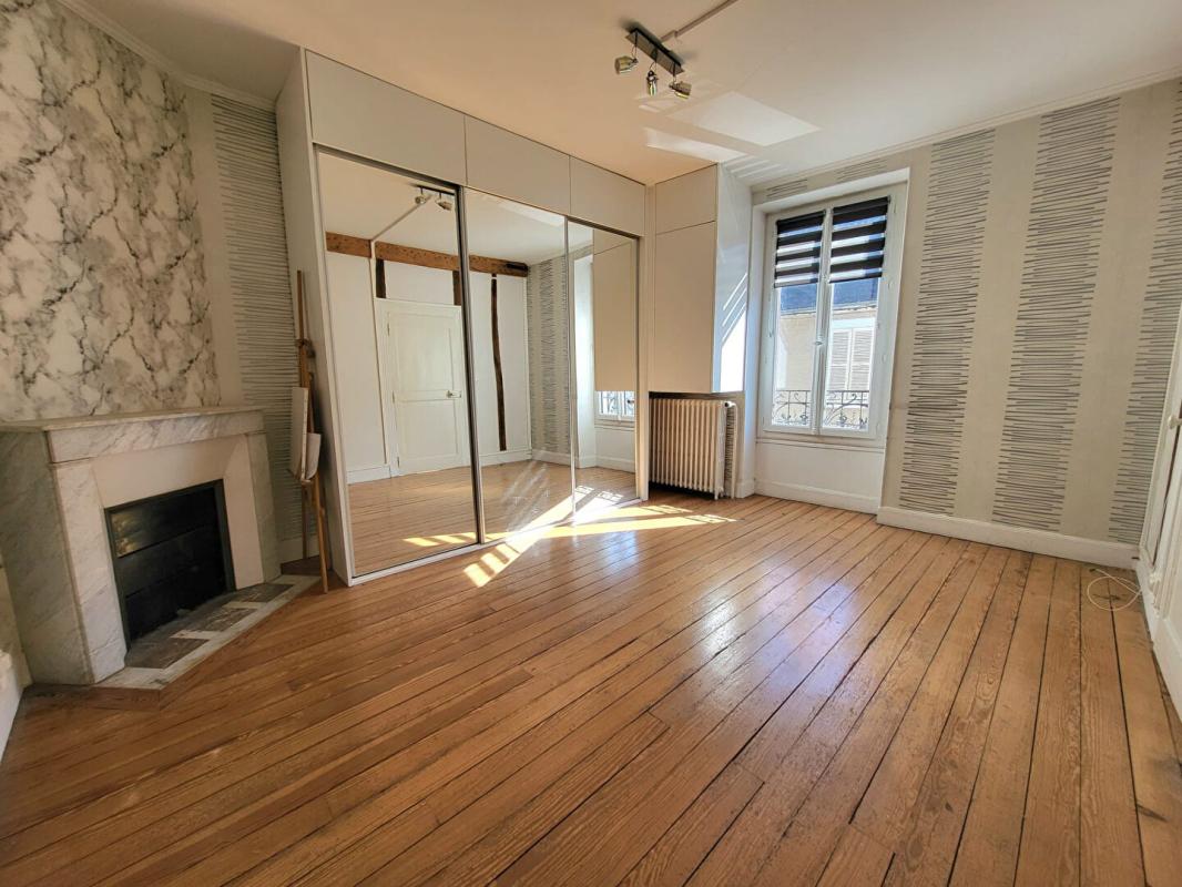 ETAMPES Maison de ville bourgeoise - 5 chambres - Grande grange et jardin paysagé 17