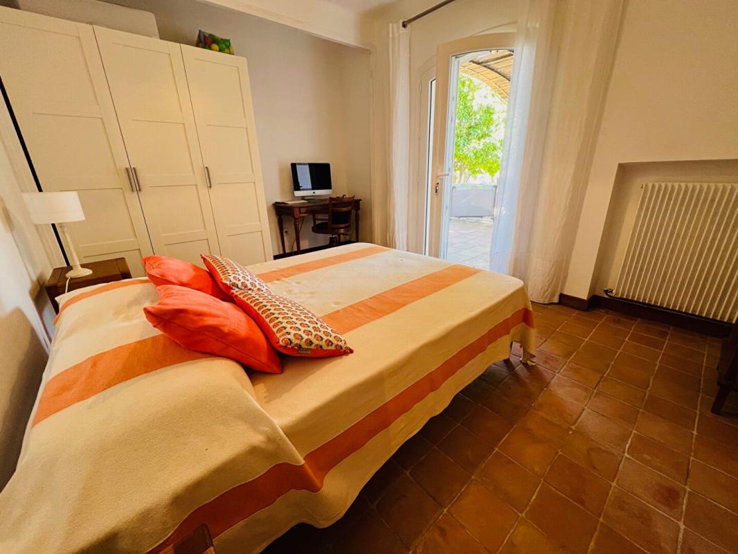 SAINT-MITRE-LES-REMPARTS Maison 7 pièces 208 m2 10