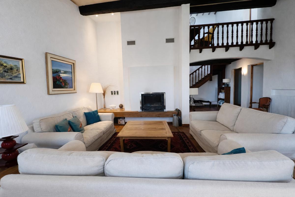 SAINT-MITRE-LES-REMPARTS Maison 7 pièces 208 m2 3