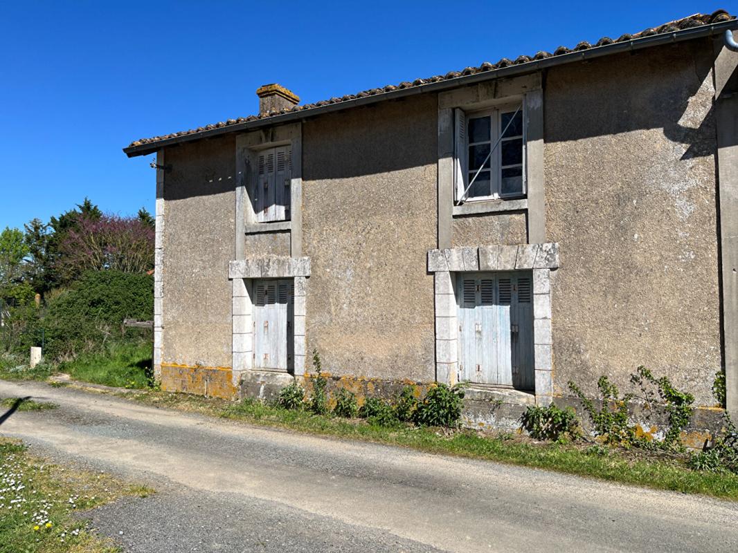 LAVAUSSEAU Maison de 120 m2 secteur Boivre la vallée, 4 chambres  , jardin de 1900 m2,  dépendances 10
