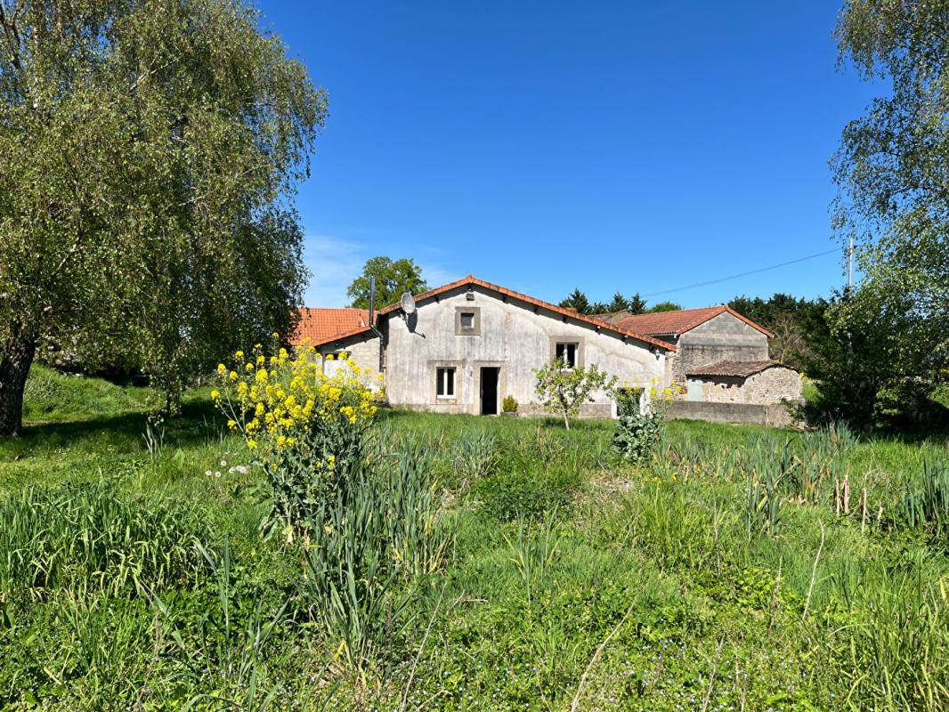 LAVAUSSEAU Maison de 120 m2 secteur Boivre la vallée, 4 chambres  , jardin de 1900 m2,  dépendances 9