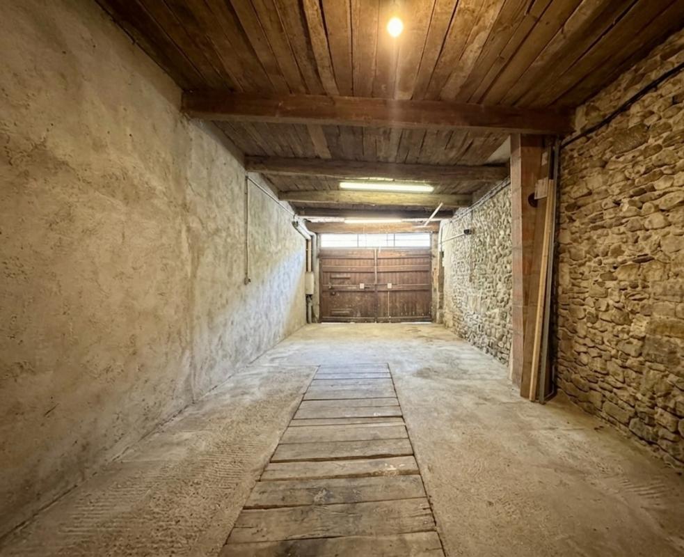 CARDET maison de village rénovée en pierre avec grand garage et cour 10