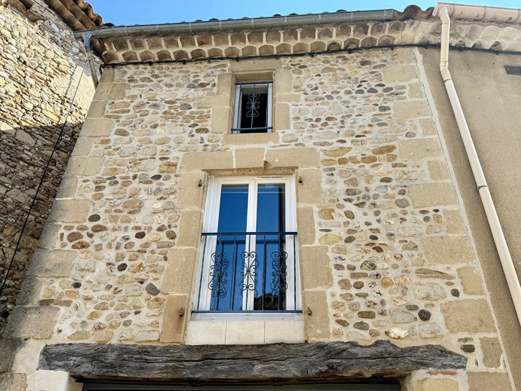 CARDET maison de village rénovée en pierre avec grand garage et cour 3