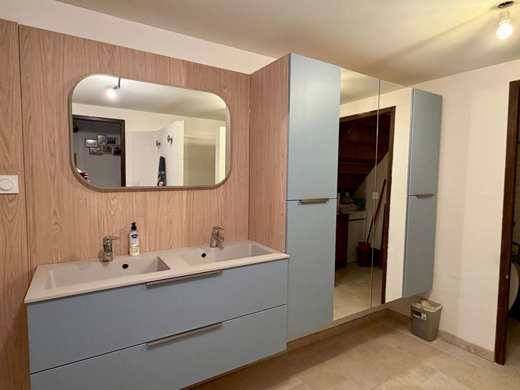 CARDET maison de village rénovée en pierre avec grand garage et cour 6