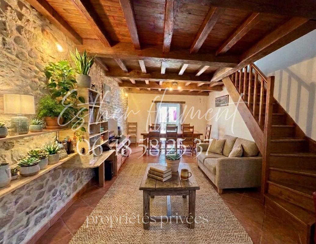 CARDET maison de village rénovée en pierre avec grand garage et cour 7