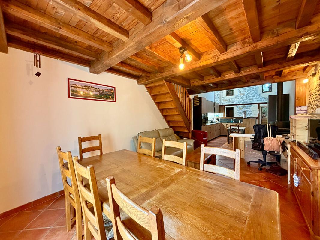 CARDET maison de village rénovée en pierre avec grand garage et cour 9