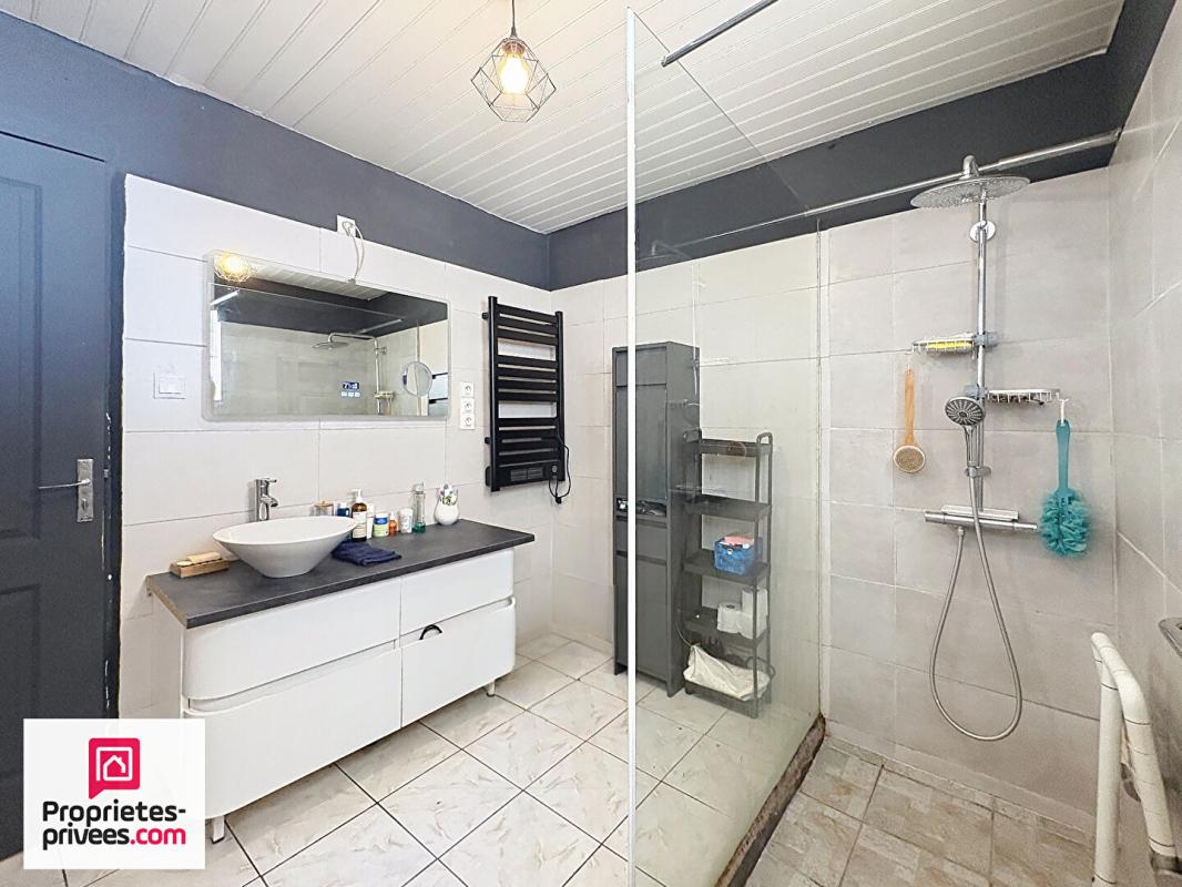 GINASSERVIS Villa avec grand garage sur 2360 m² de terrain divisible 11