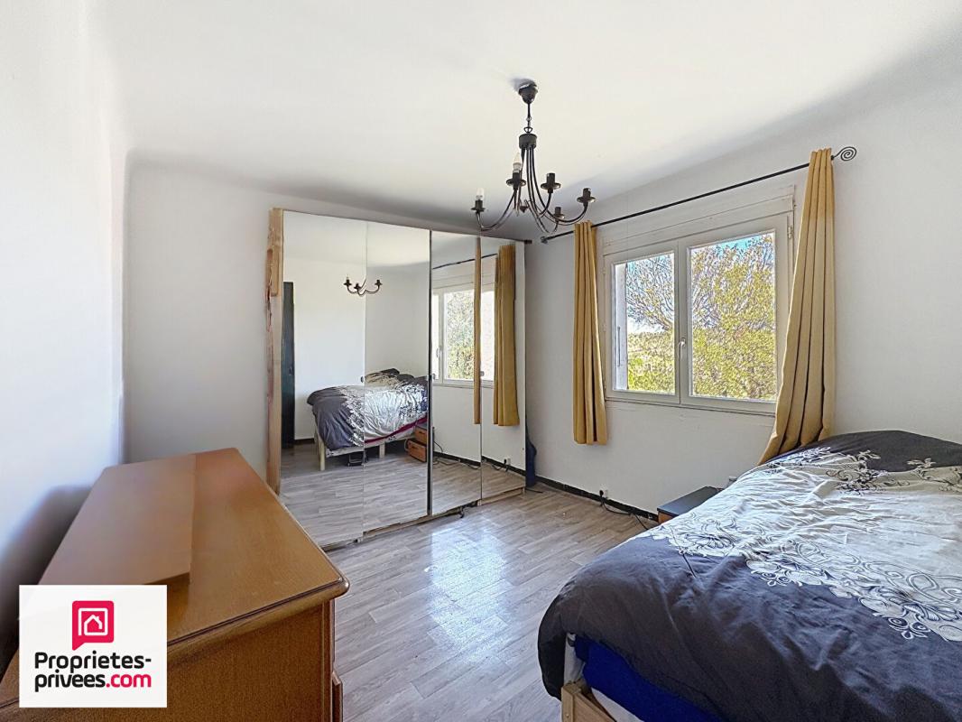 GINASSERVIS Villa avec grand garage sur 2360 m² de terrain divisible 12