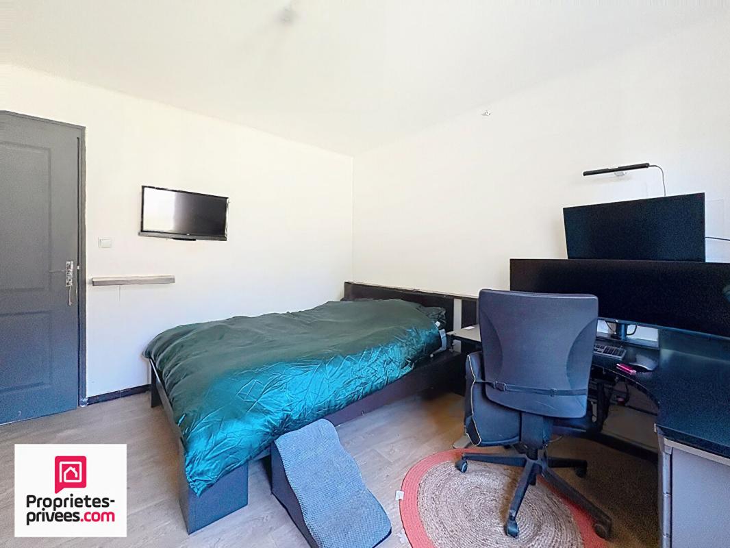 GINASSERVIS Villa avec grand garage sur 2360 m² de terrain divisible 13