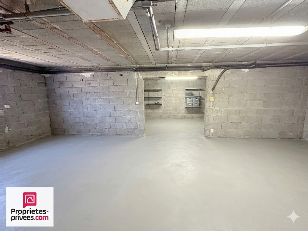 GINASSERVIS Villa avec grand garage sur 2360 m² de terrain divisible 17