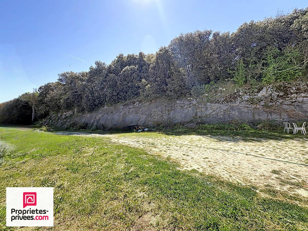 GINASSERVIS Villa avec grand garage sur 2360 m² de terrain divisible 3