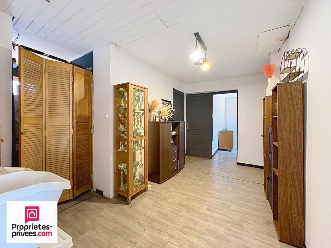 GINASSERVIS Villa avec grand garage sur 2360 m² de terrain divisible 6