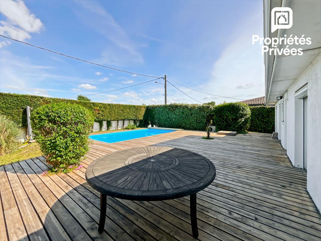 PAREMPUYRE EXCLUSIVITÉ - Maison 155 m² - Véranda 27 m² - Piscine et Garage Indépendant 70 m² - Annexe 12 m² Fort Potentiel 15
