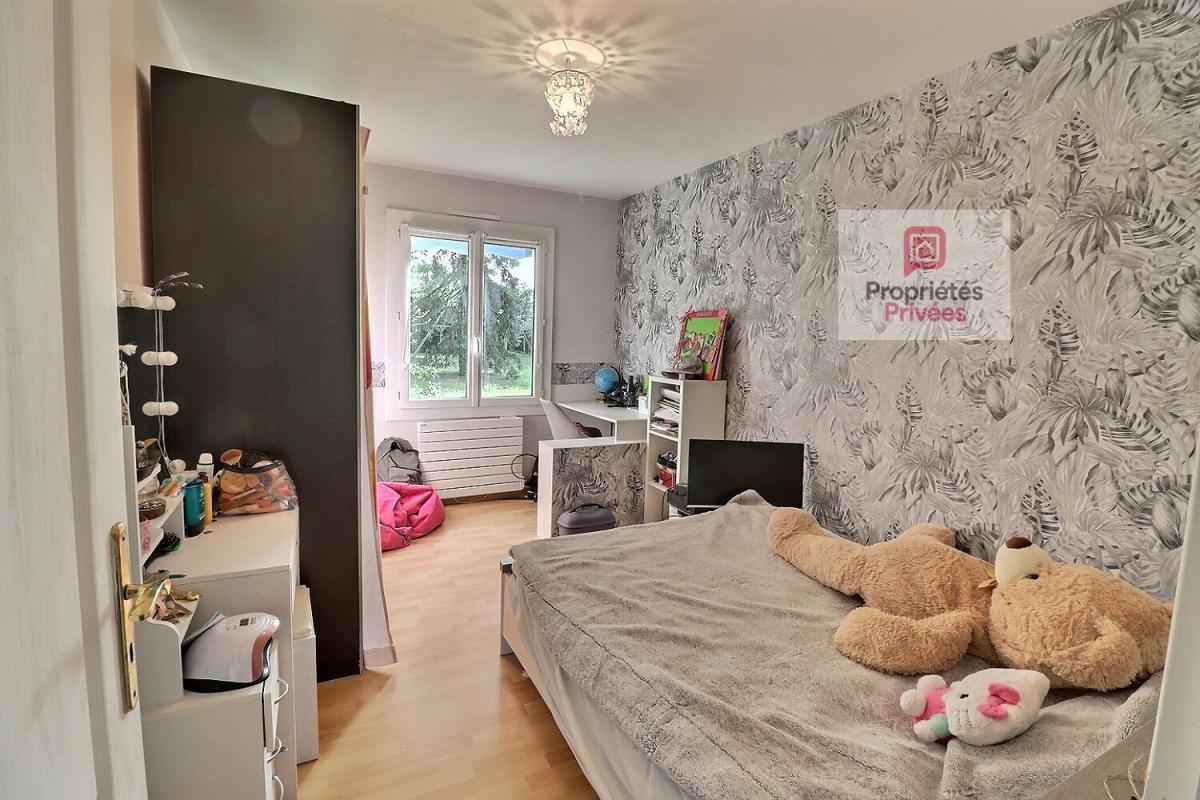 LA VALLEE Maison 5 pièces de 106 m2 - 4 chambres - petit garage - terrasse plein sud - 3 places privatives dans la propriété -cabanon de jardin- 10