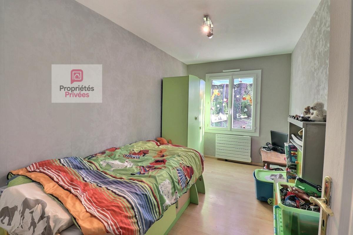 LA VALLEE Maison 5 pièces de 106 m2 - 4 chambres - petit garage - terrasse plein sud - 3 places privatives dans la propriété -cabanon de jardin- 11