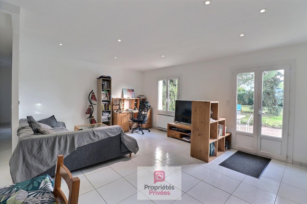 LA VALLEE Maison 5 pièces de 106 m2 - 4 chambres - petit garage - terrasse plein sud - 3 places privatives dans la propriété -cabanon de jardin- 6