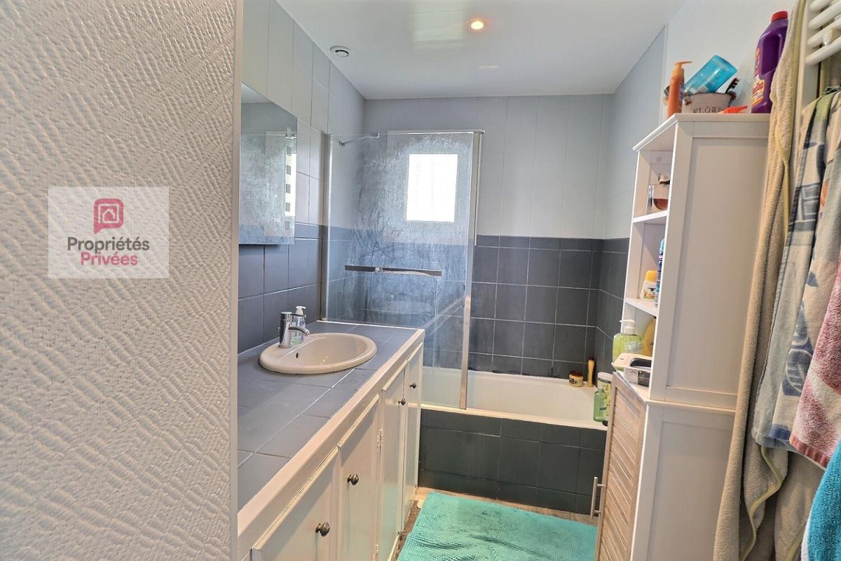 LA VALLEE Maison 5 pièces de 106 m2 - 4 chambres - petit garage - terrasse plein sud - 3 places privatives dans la propriété -cabanon de jardin- 8