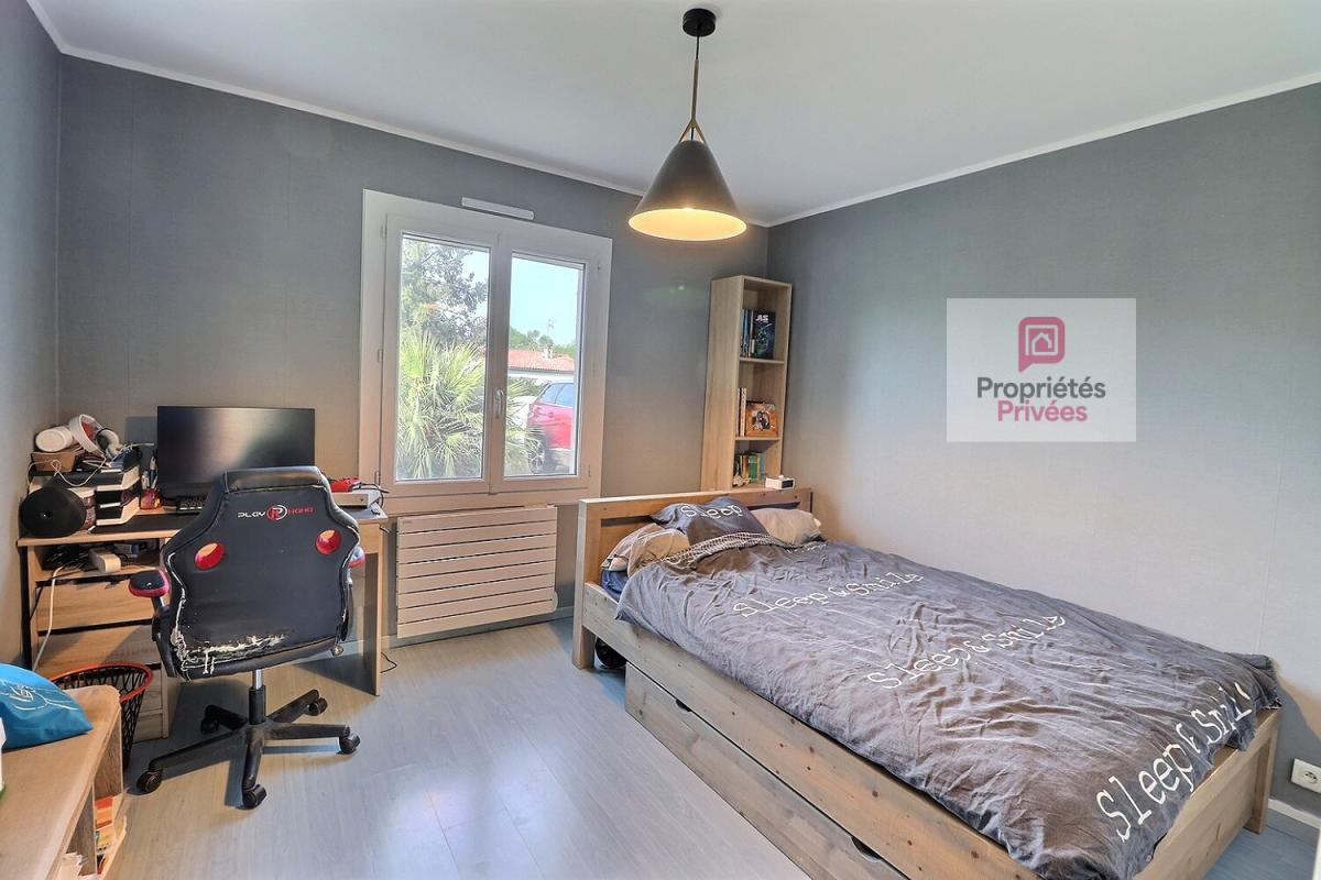 LA VALLEE Maison 5 pièces de 106 m2 - 4 chambres - petit garage - terrasse plein sud - 3 places privatives dans la propriété -cabanon de jardin- 9