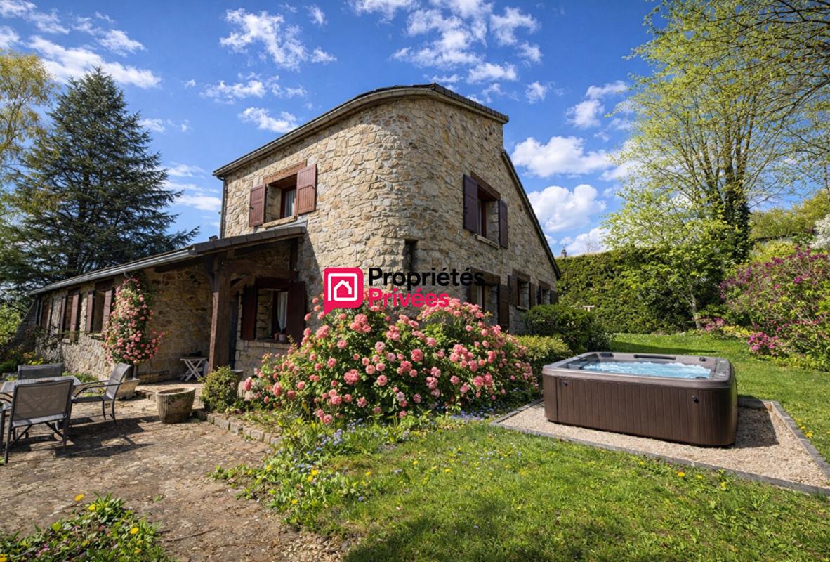 MANZAT Maison T6 de caractère en pierre  située entre Manzat et Pulvérières de 164m² . Terrain 3040m² à vendre 1