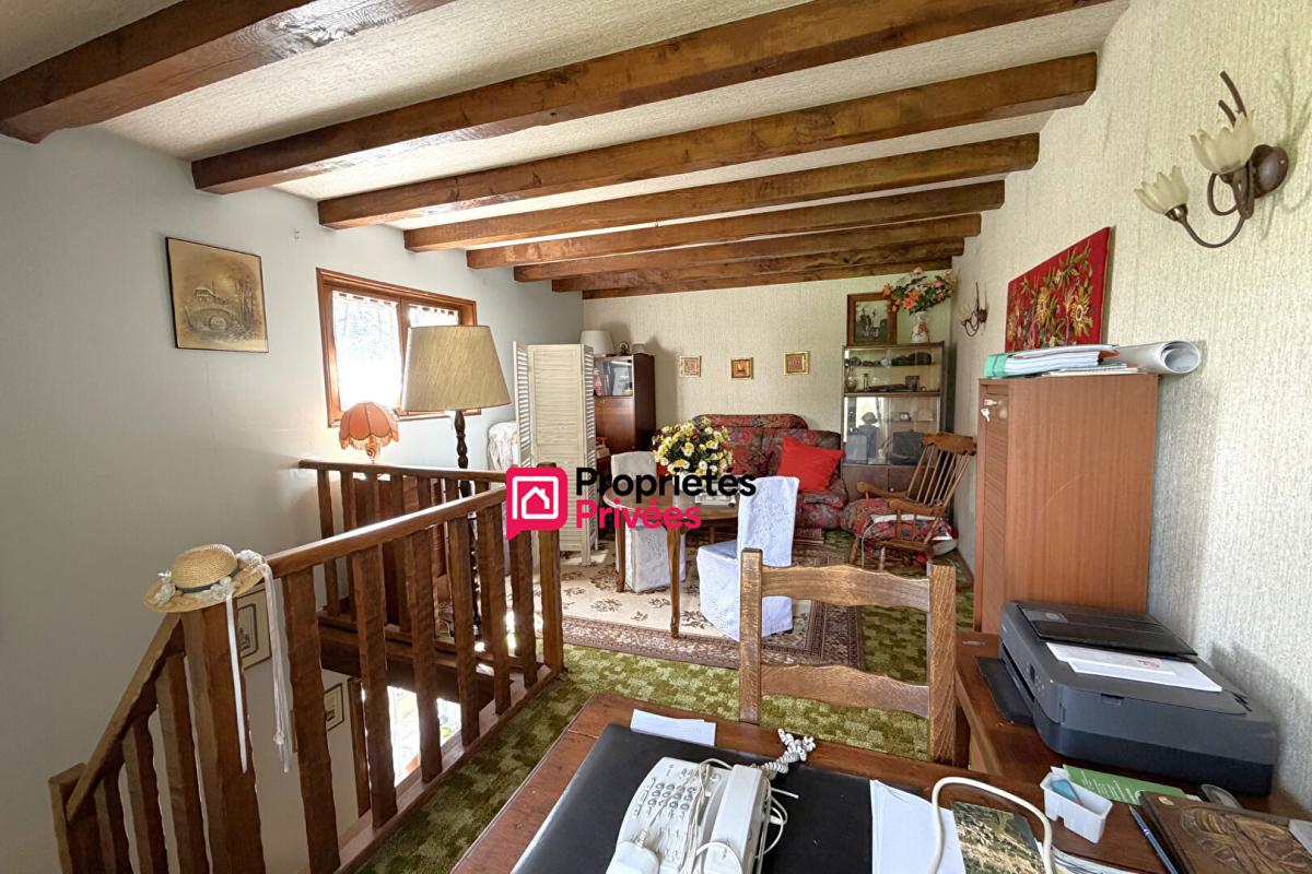MANZAT Maison T6 de caractère en pierre  située entre Manzat et Pulvérières de 164m² . Terrain 3040m² à vendre 10