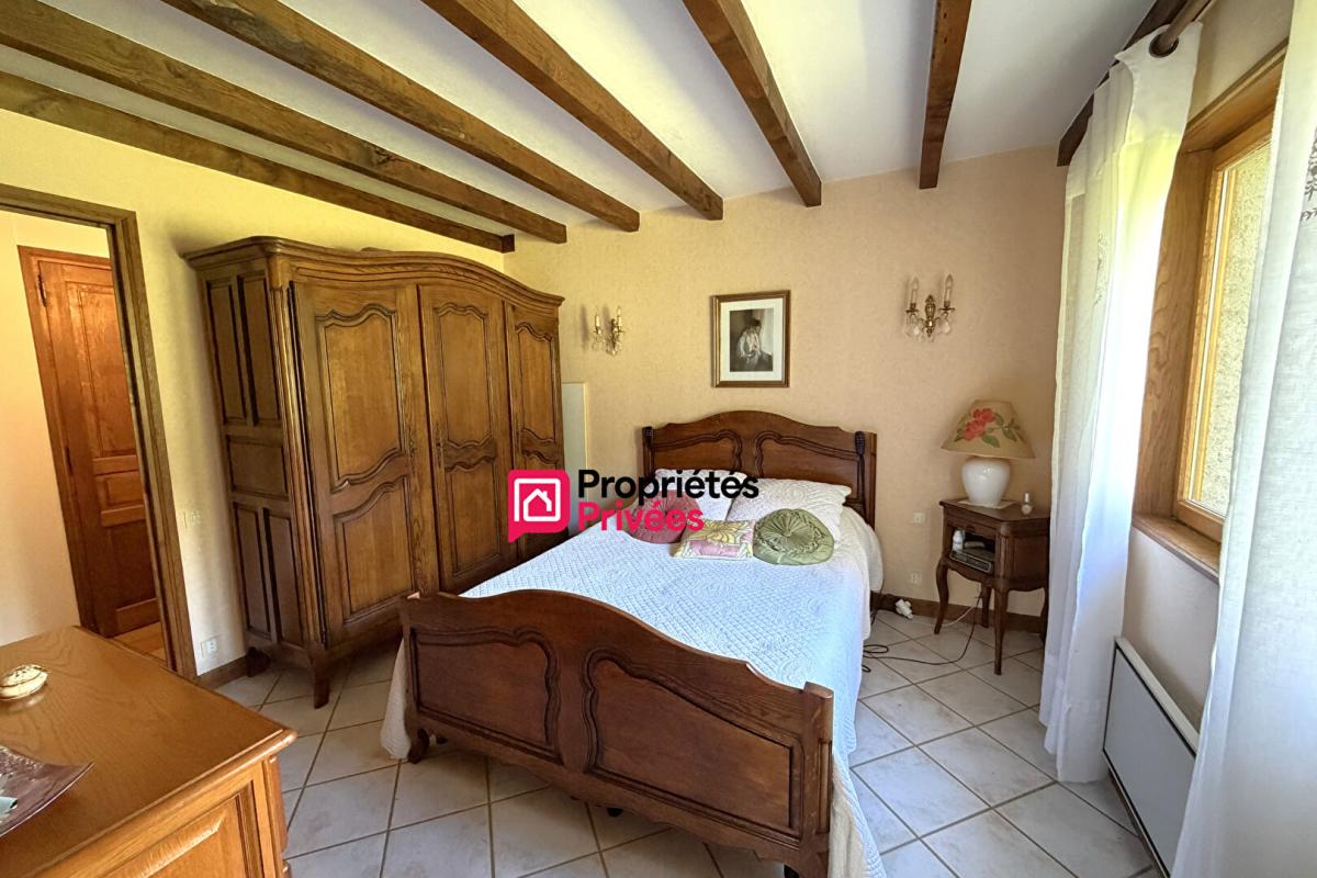 MANZAT Maison T6 de caractère en pierre  située entre Manzat et Pulvérières de 164m² . Terrain 3040m² à vendre 11