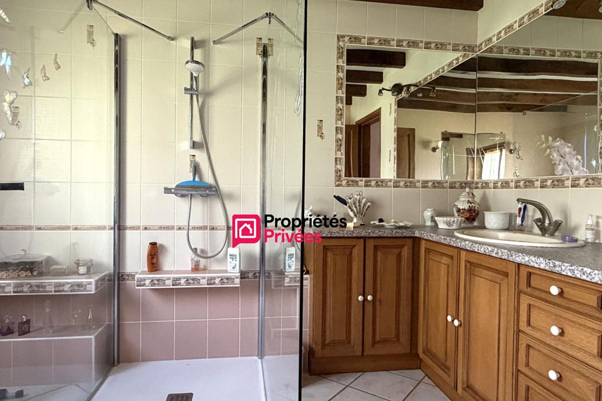 MANZAT Maison T6 de caractère en pierre  située entre Manzat et Pulvérières de 164m² . Terrain 3040m² à vendre 12