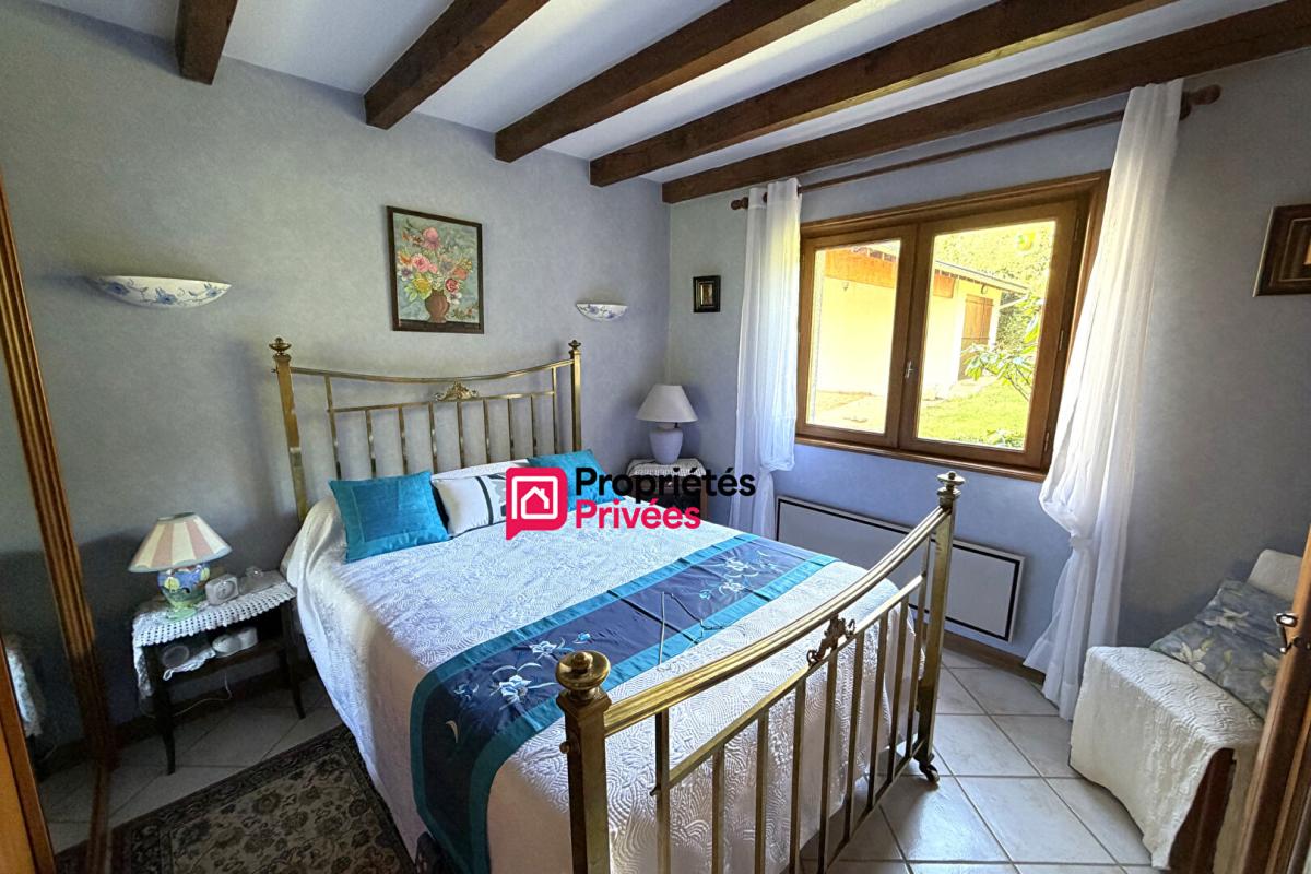 MANZAT Maison T6 de caractère en pierre  située entre Manzat et Pulvérières de 164m² . Terrain 3040m² à vendre 13