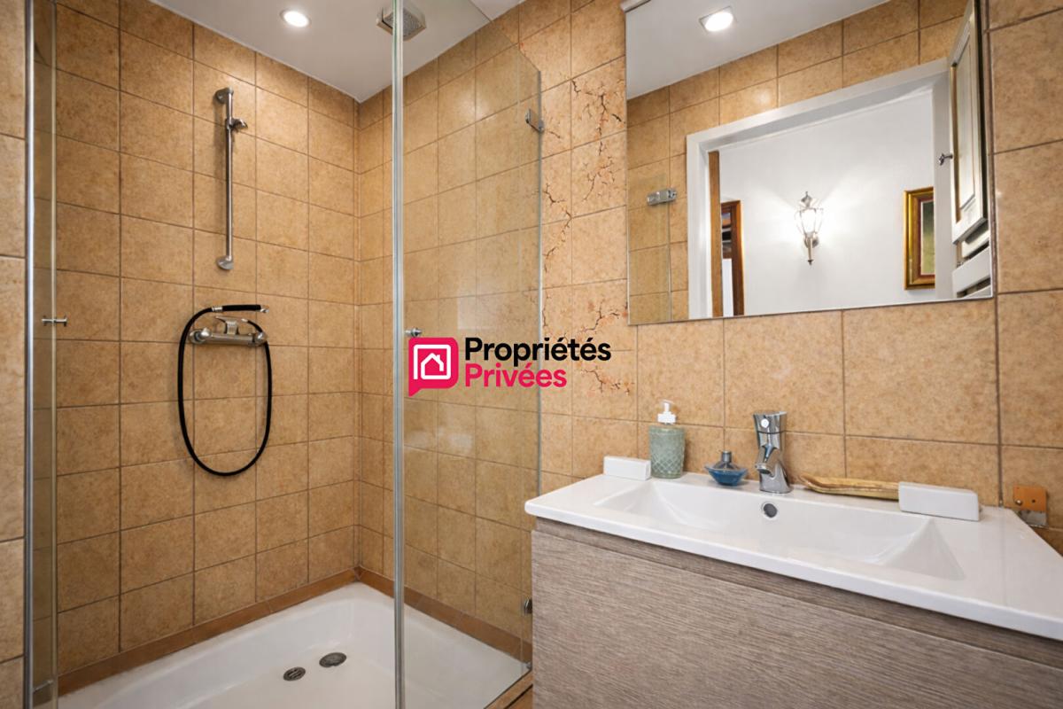 MANZAT Maison T6 de caractère en pierre  située entre Manzat et Pulvérières de 164m² . Terrain 3040m² à vendre 14