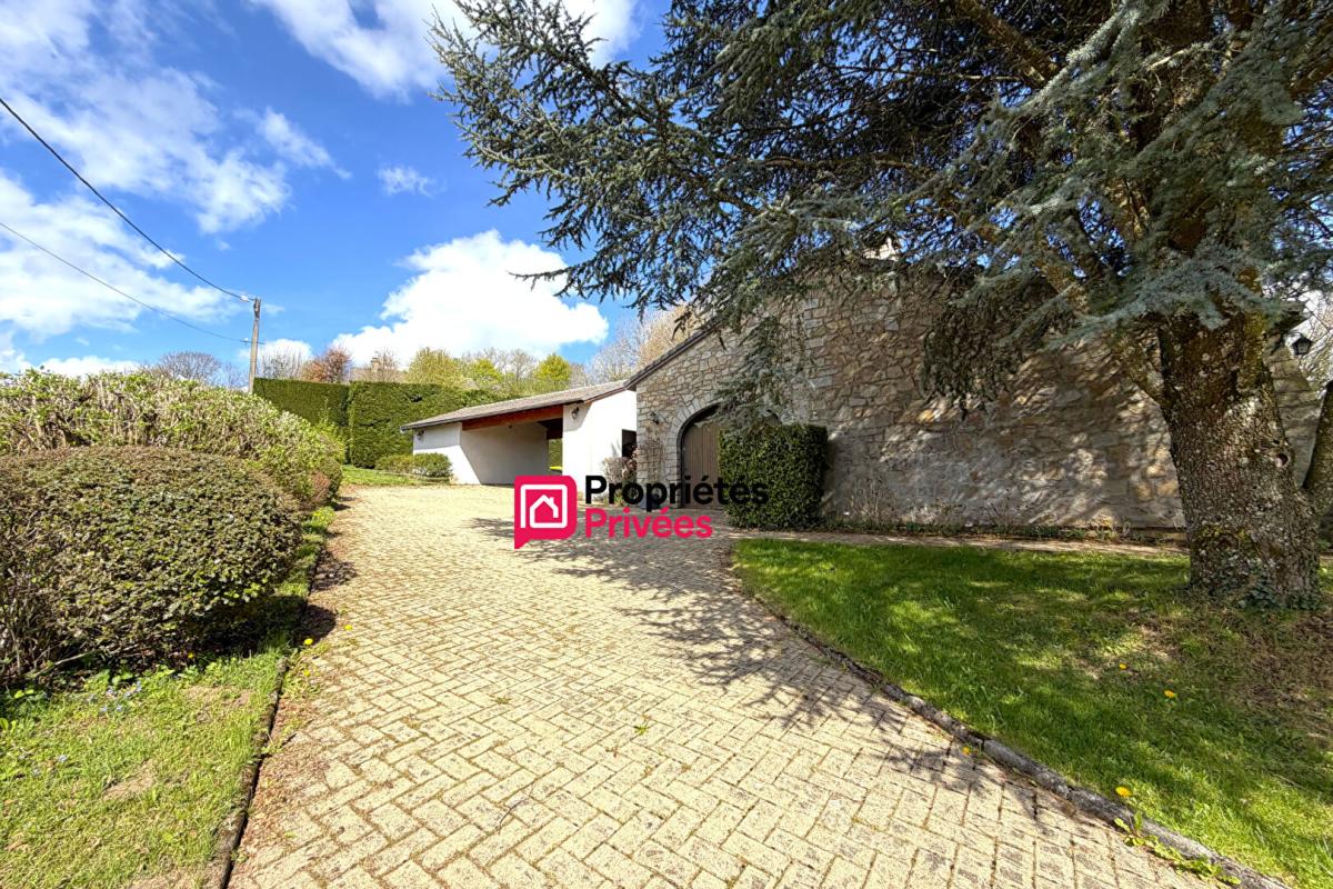 MANZAT Maison T6 de caractère en pierre  située entre Manzat et Pulvérières de 164m² . Terrain 3040m² à vendre 15