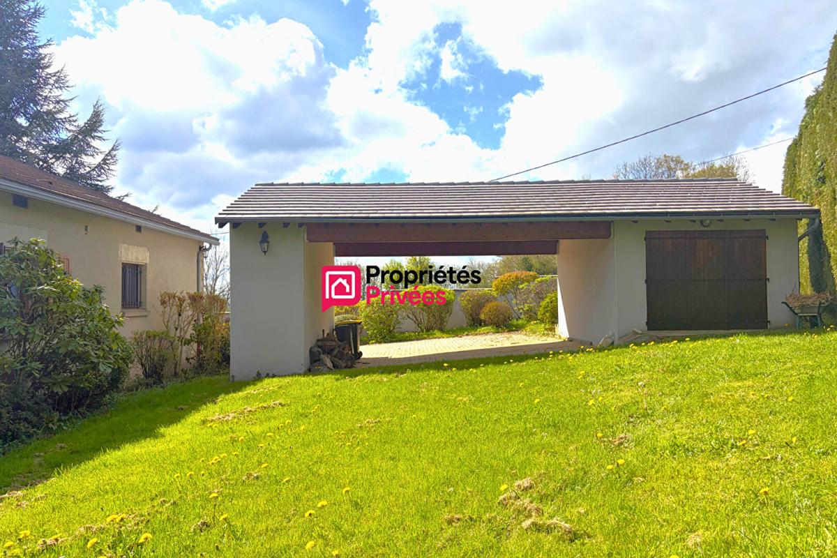 MANZAT Maison T6 de caractère en pierre  située entre Manzat et Pulvérières de 164m² . Terrain 3040m² à vendre 16