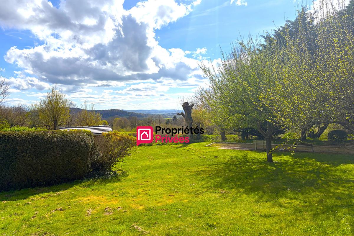 MANZAT Maison T6 de caractère en pierre  située entre Manzat et Pulvérières de 164m² . Terrain 3040m² à vendre 17