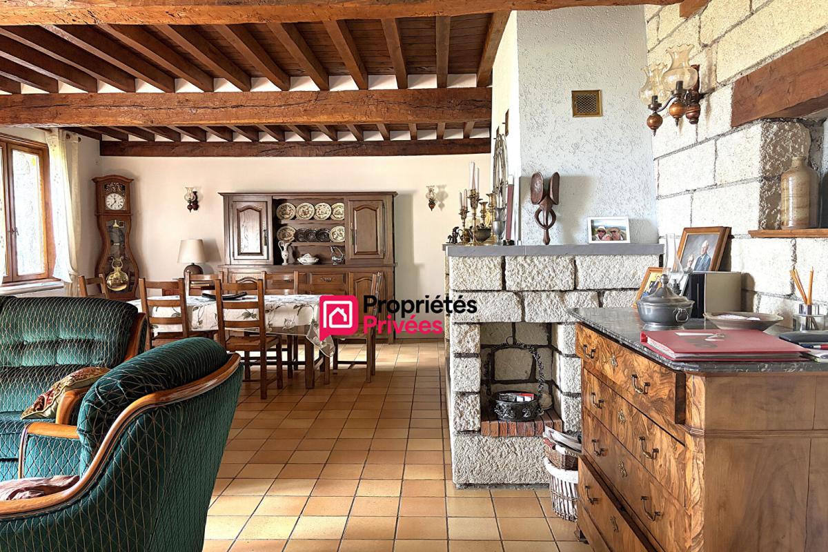 MANZAT Maison T6 de caractère en pierre  située entre Manzat et Pulvérières de 164m² . Terrain 3040m² à vendre 6