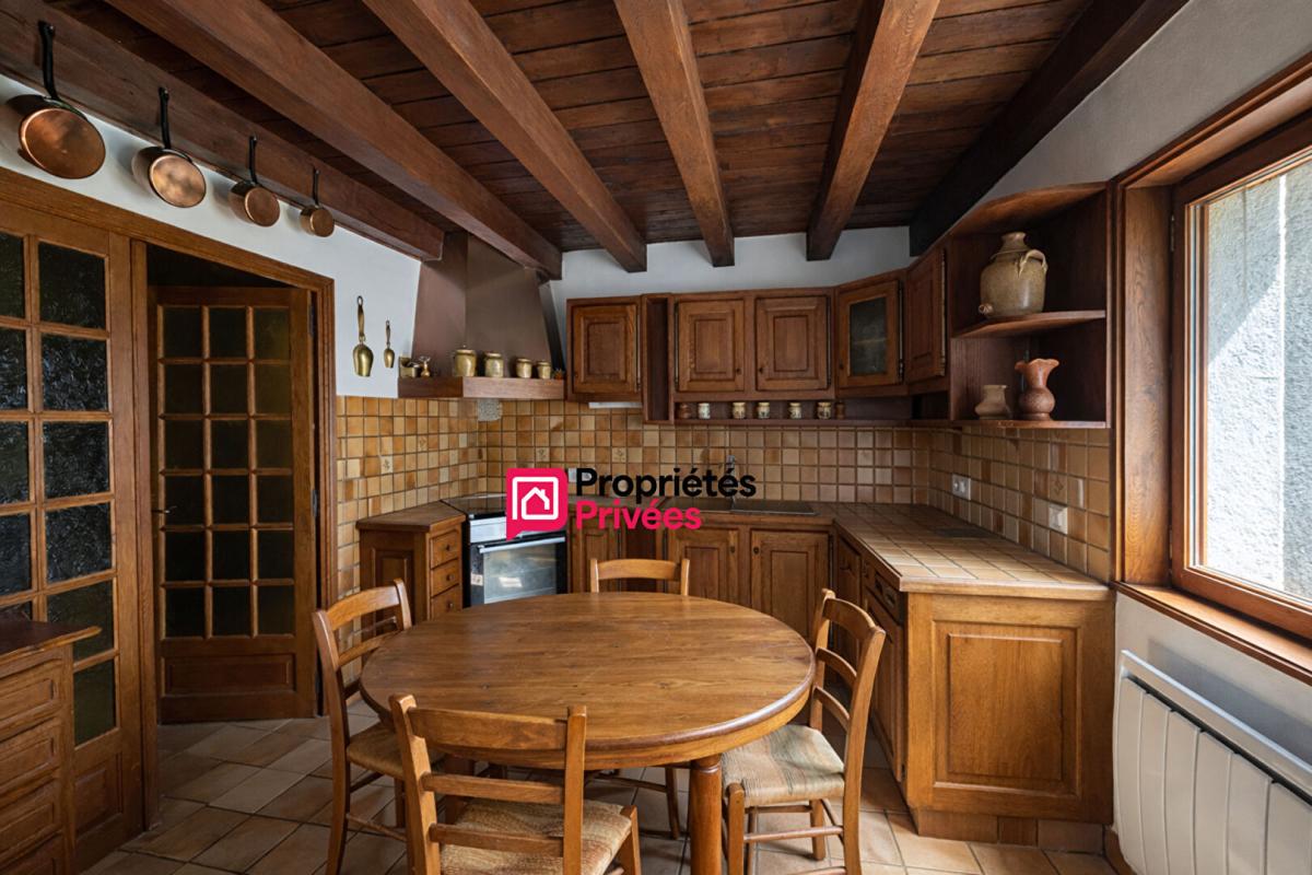 MANZAT Maison T6 de caractère en pierre  située entre Manzat et Pulvérières de 164m² . Terrain 3040m² à vendre 8