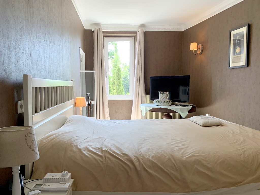 CAHORS Maison en pierre rénovée 230 m² ? 6 chambres ? piscine ? terrain 5 000 m² ? 10 min de Cahors 8