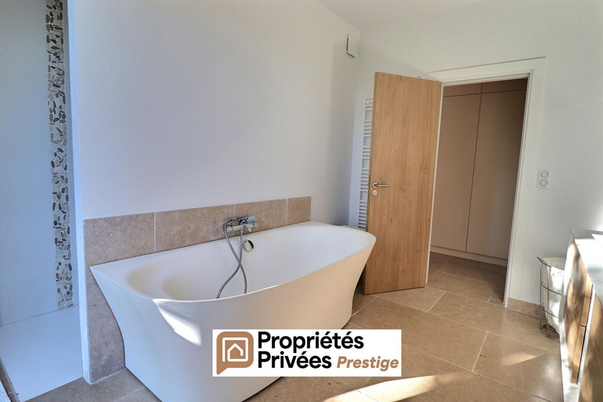 UZES Uzès, propriété sur 3 ha de terrain 12