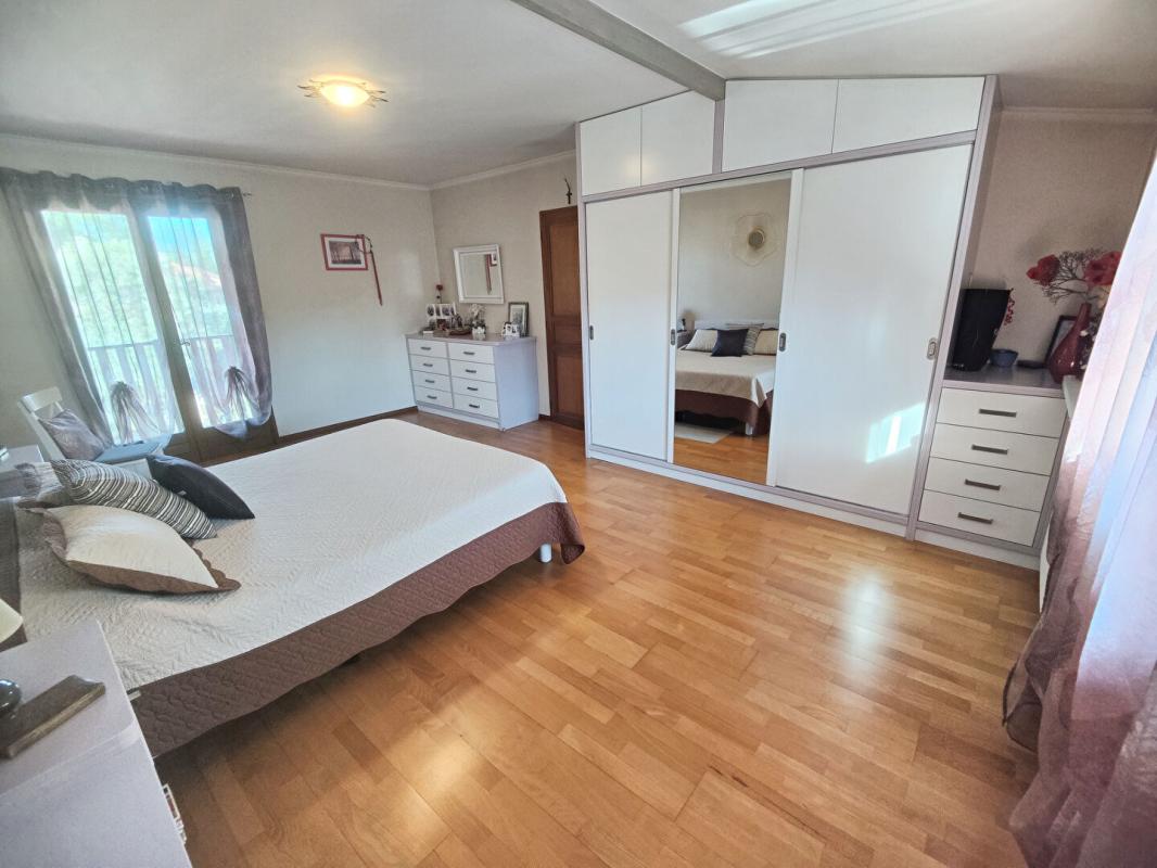 SAINT-MARTIN-D'HERES Maison 4 chambres 134m² avec piscine + garage double 5