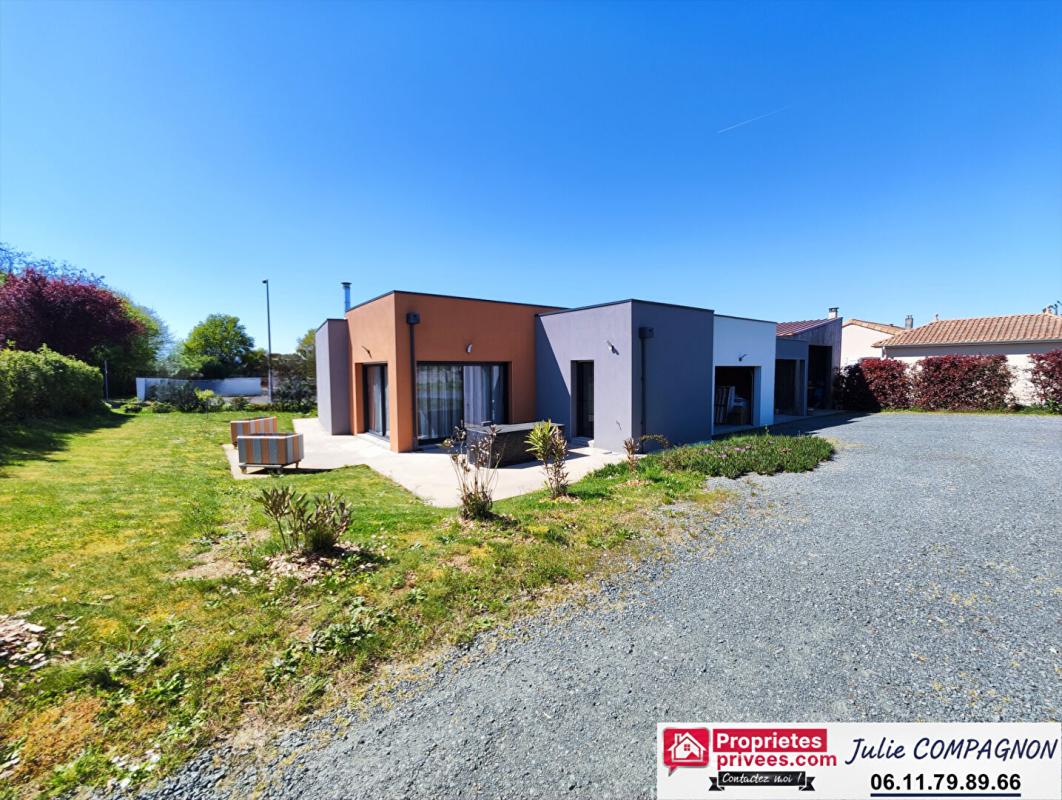 SAINT-QUENTIN-EN-MAUGES Maison 100 m² avec 2 chambres , 2 garages, grand carport et jardin 1