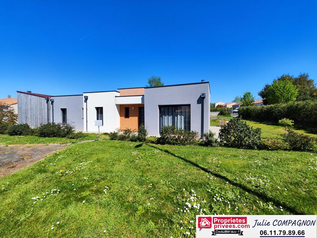SAINT-QUENTIN-EN-MAUGES Maison 100 m² avec 2 chambres , 2 garages, grand carport et jardin 18