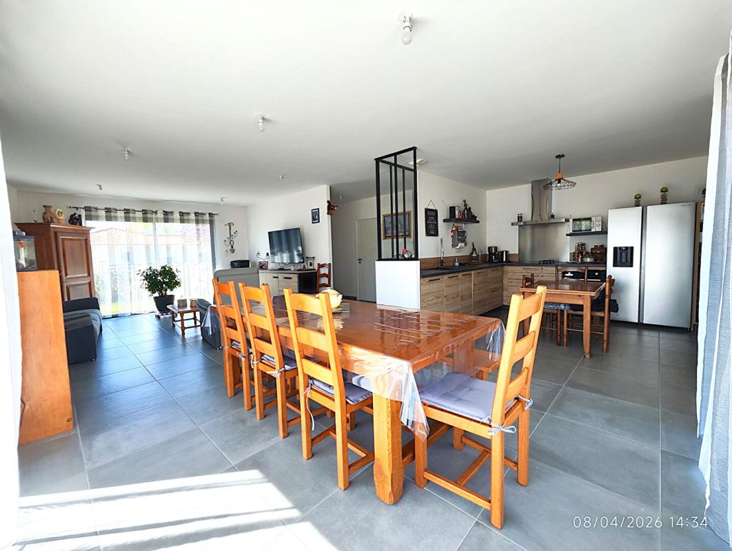 SAINT-QUENTIN-EN-MAUGES Maison 100 m² avec 2 chambres , 2 garages, grand carport et jardin 3