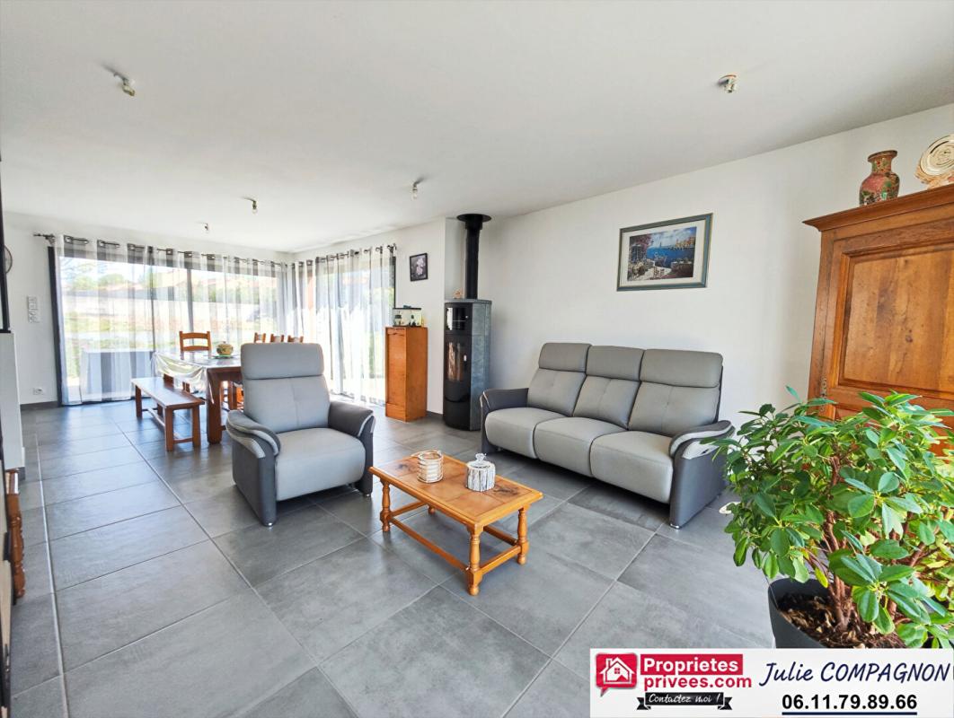 SAINT-QUENTIN-EN-MAUGES Maison 100 m² avec 2 chambres , 2 garages, grand carport et jardin 4