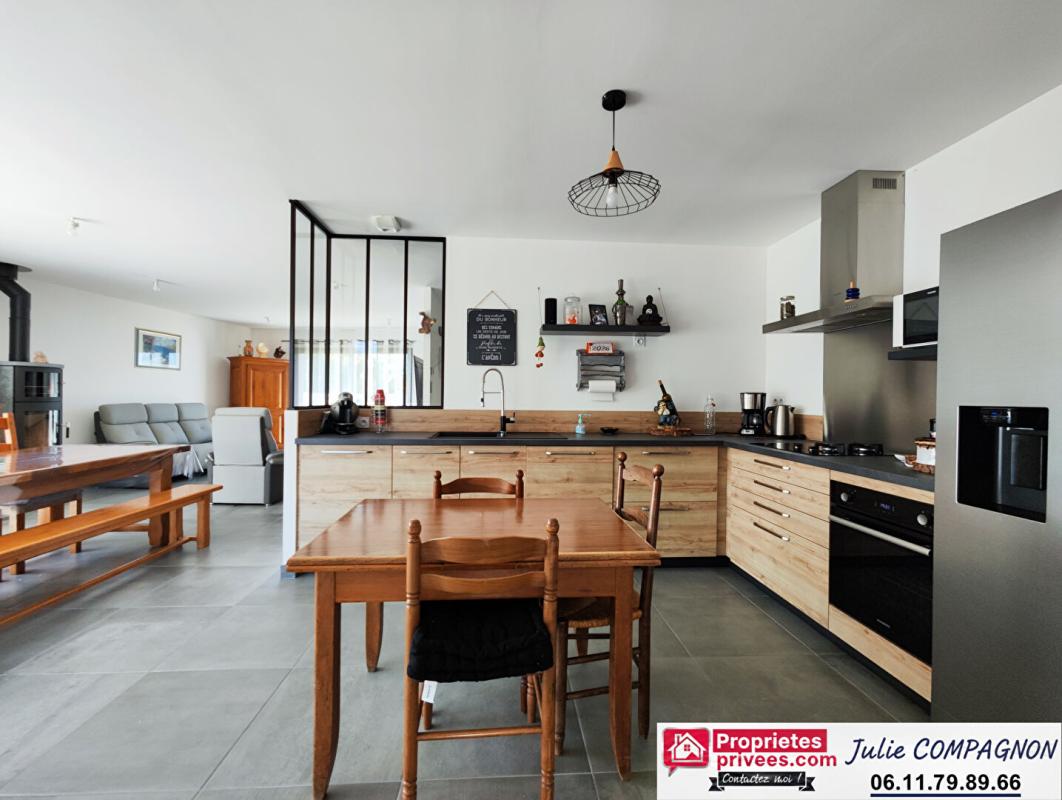 SAINT-QUENTIN-EN-MAUGES Maison 100 m² avec 2 chambres , 2 garages, grand carport et jardin 6